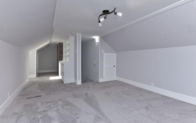 Building Photo - Newly Renovated 3 Bed 3 Bath in Desirable ...