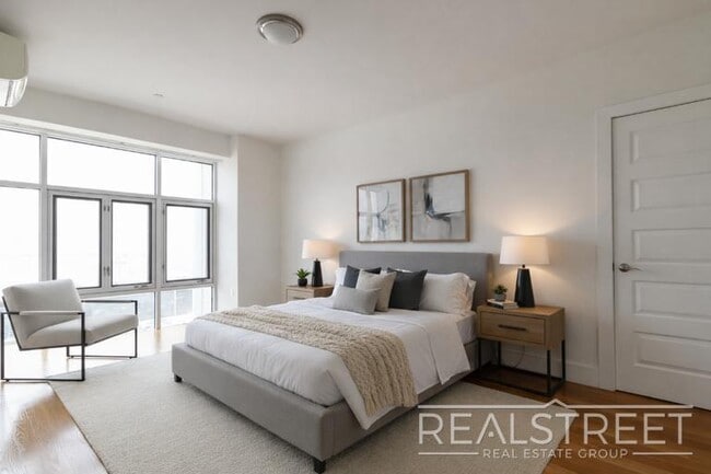 Building Photo - LUXURY 2.5 Bed  in Queens!