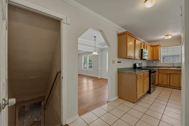 Building Photo - 506 Mellview Ave SW