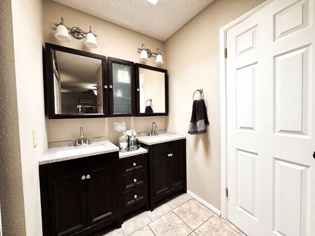 Building Photo - "Well Maintained 3 Bedroom, 2 Bathroom Poo...