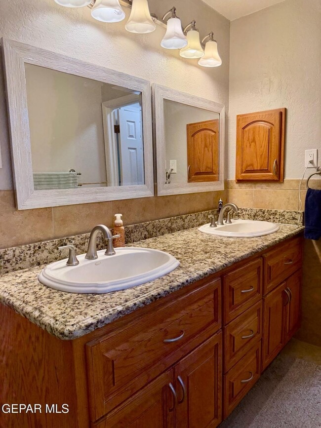 Building Photo - 4921 Vista Grande Cir