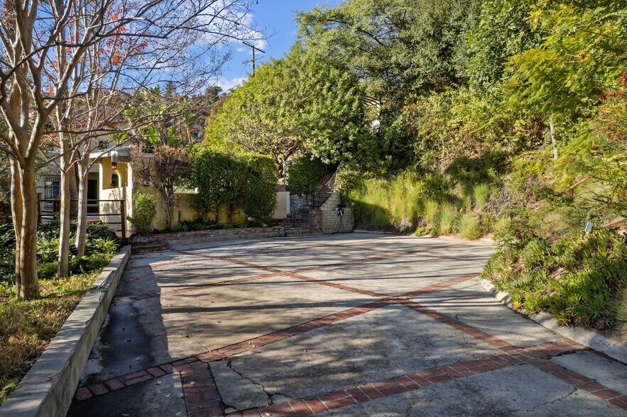 Building Photo - 2856 Glendower Ave
