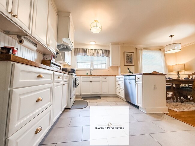 Building Photo - Two-bedroom cottage available near Downtown Greenville