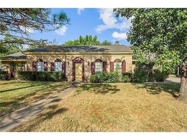 Building Photo - Bryan - 5 bedrooms / 3 bath / Carport / Fe...