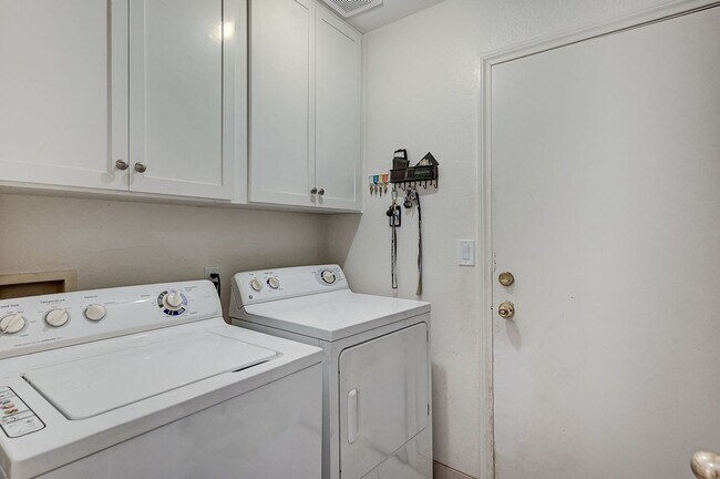 Building Photo - Henderson Single-Story Gem with Gas Firepl...
