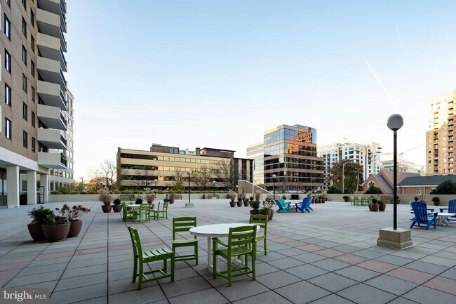 Building Photo - 3800 Fairfax Dr