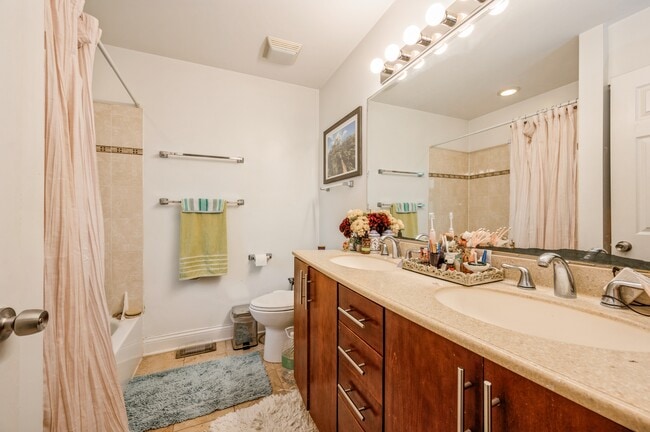 Building Photo - 616 S Oakley Blvd