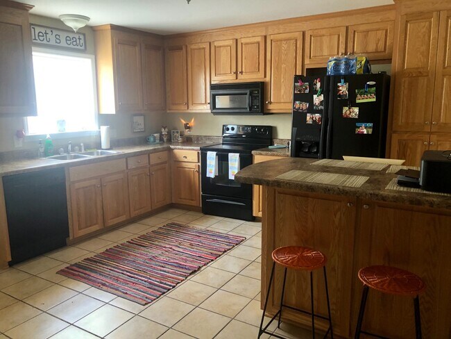 Building Photo - 104 B St