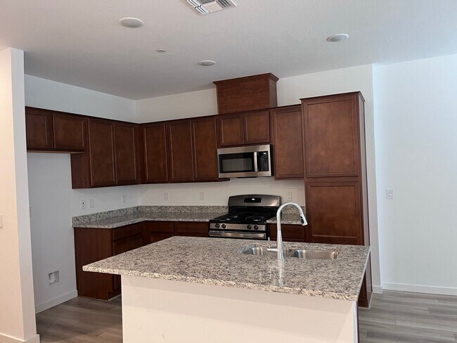 Building Photo - TOWN HOME WITH COMMUNITY POOL , GATED COMMUNITY in GILBERT!