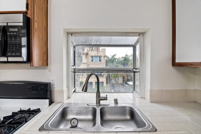 Building Photo - Cute 2 Bedroom Condo Steps Away from Endle...