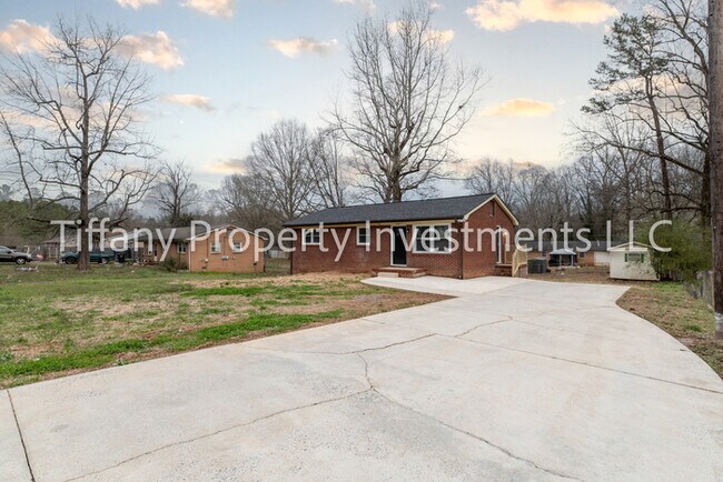 Building Photo - 2331 Woodleaf Dr