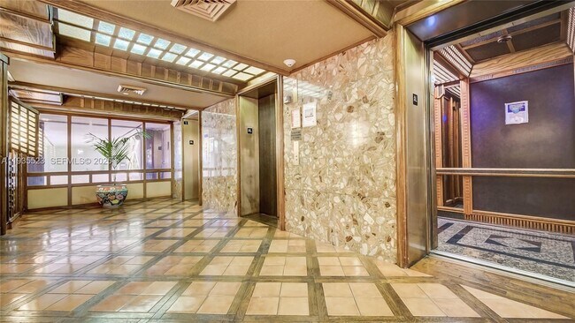 Building Photo - 520 Brickell Key Dr