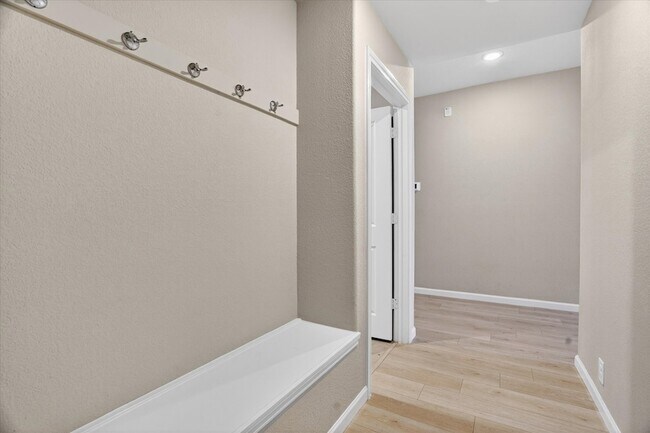 Building Photo - 925 Creekhollow Dr