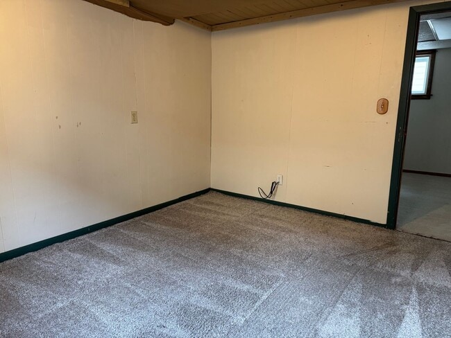 Building Photo - 5 Bedroom 3 bath - North Fargo