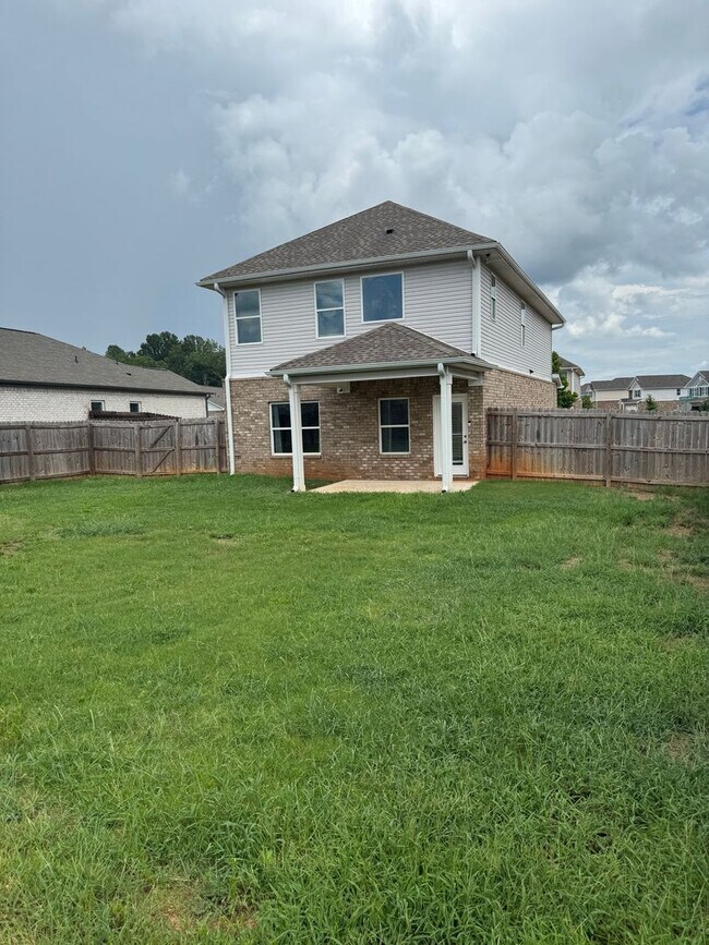Building Photo - Spacious 3-Bedroom Home with Loft – Minute...