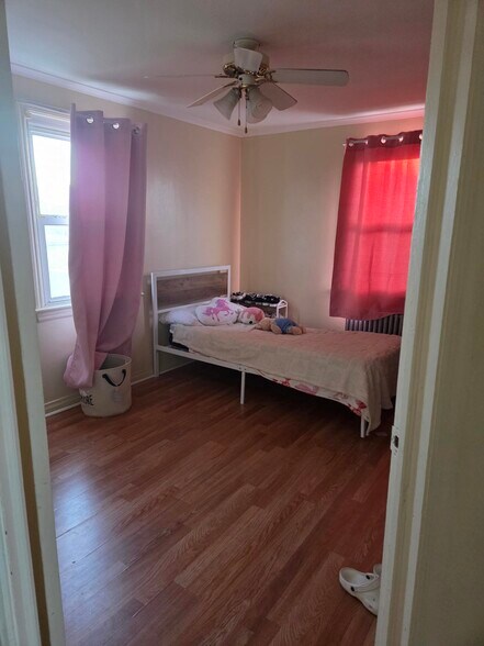 Building Photo - 413 Paderewski Ave