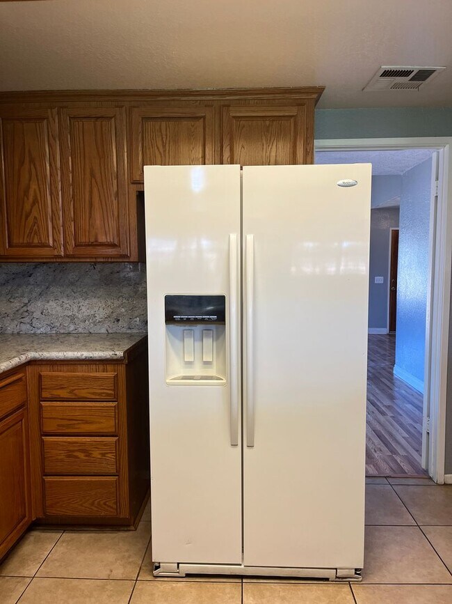 Building Photo - 4-Bedroom Home in Hesperia!