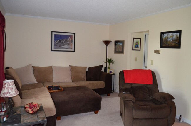 Building Photo - 2 BR Townhouse on the Golf Course