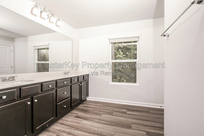 Building Photo - 804 McKenzie Pk Ter