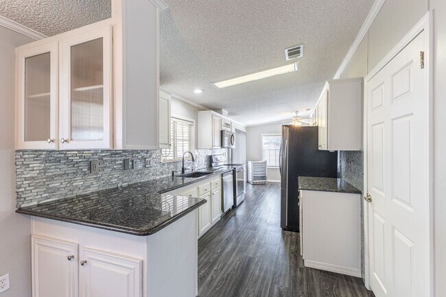 Building Photo - Florida living at its finest! 3/2 with a c...