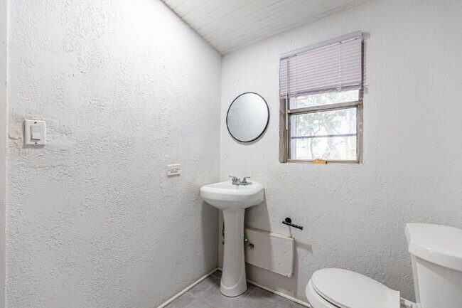 Building Photo - 426 W Woodlawn Ave