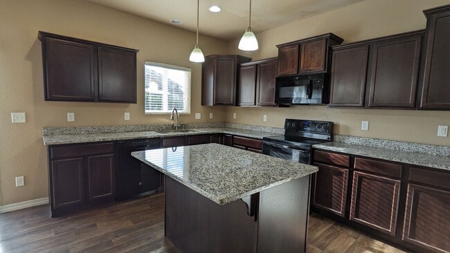 Building Photo - LARGE TWO STORY 3 BED/2.5 BATH W/3 CAR GAR...