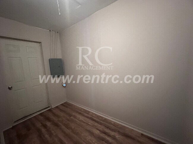 Building Photo - 1213 Giddings-