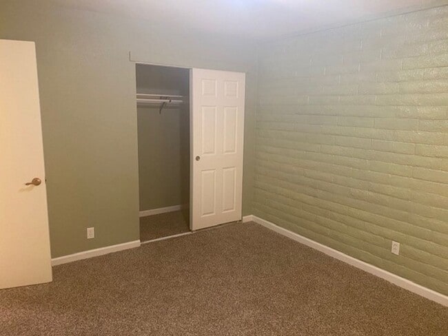 Building Photo - Thanksgiving Move-In Special! $500 OFF 1st...