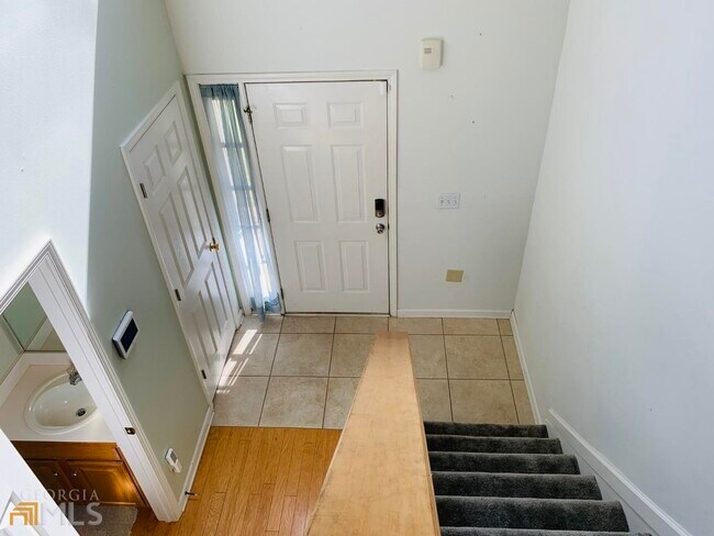 Building Photo - 752 Reeves Lake Dr SW