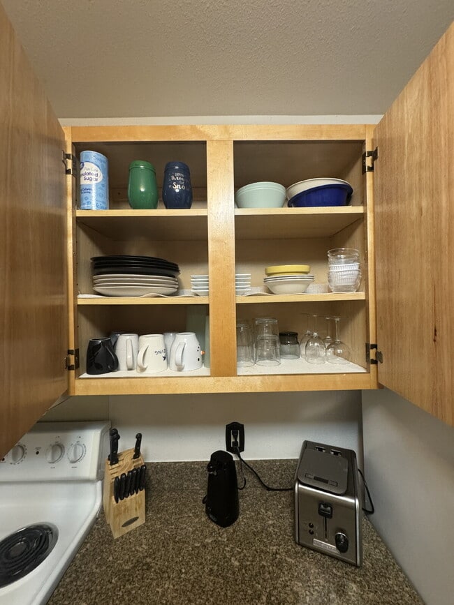 Building Photo - Fenton Fully-Furnished 2-Bedroom Apartment Available!