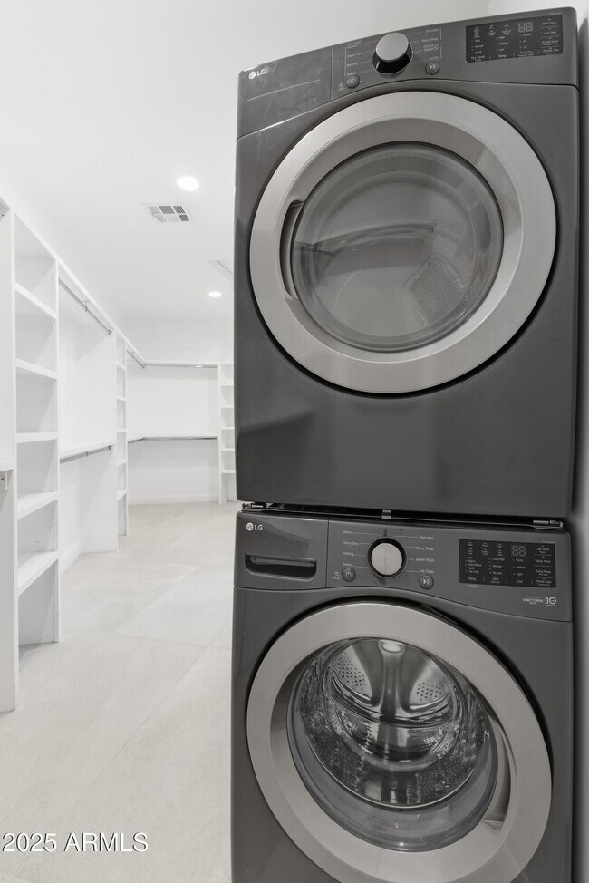 Building Photo - 4601 N Royal View Dr