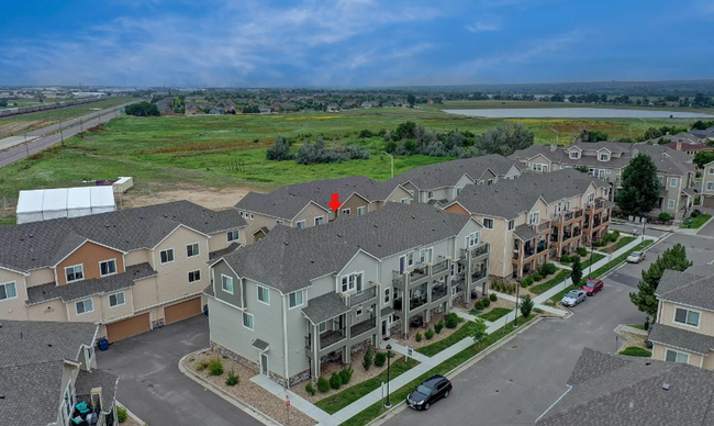 Building Photo - Charming town-home style condo