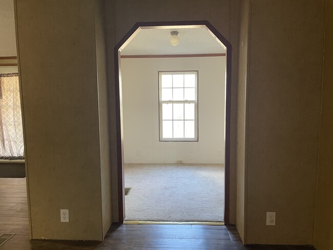 Building Photo - 137 Powell Rd