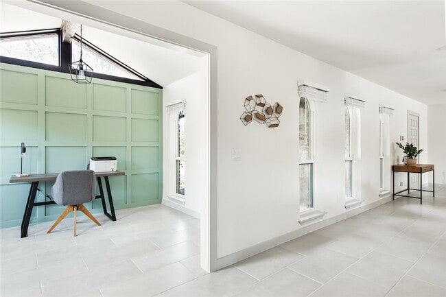 Building Photo - 2212 Parkhaven Dr