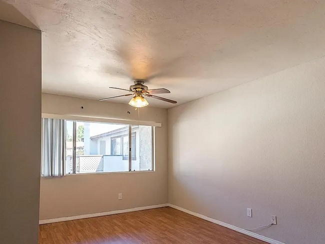 Building Photo - Spacious 3-Bed, 2-Bath upstairs Unit In a ...