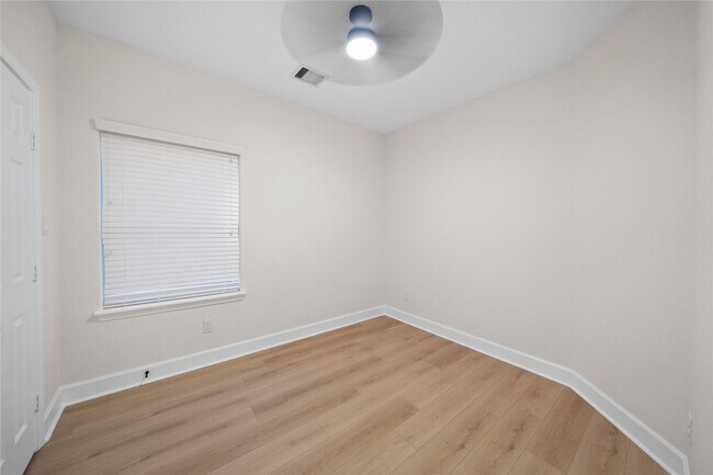 Building Photo - 1411 Bayou St