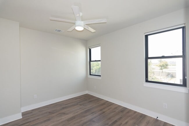 Building Photo - 2802 Lawrence Dr