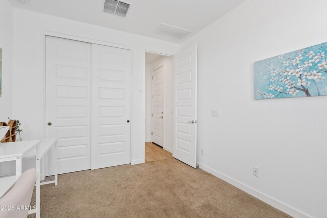 Building Photo - 2204 E Kelly Dr