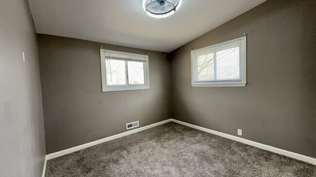 Building Photo - Beautifully remodeled 3 bedroom, 1.5 bath home.