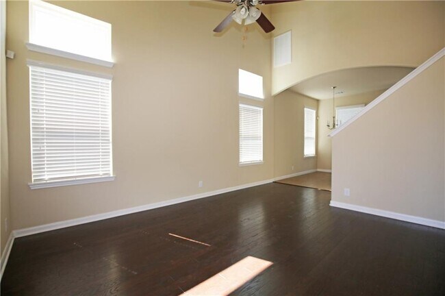 Building Photo - 903 Alamo Plaza Dr