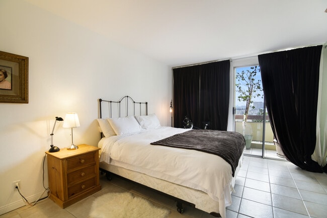 Building Photo - 321 S San Vicente Blvd