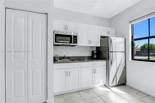 Building Photo - 2541 SE 1st St