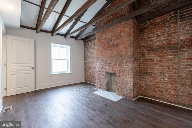 Building Photo - 130 W Laurel St
