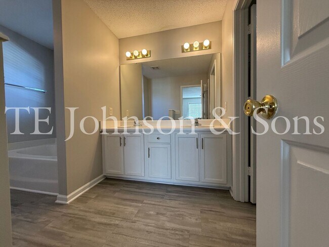 Building Photo - Spacious 4 Bedroom Home with Modern Comfor...