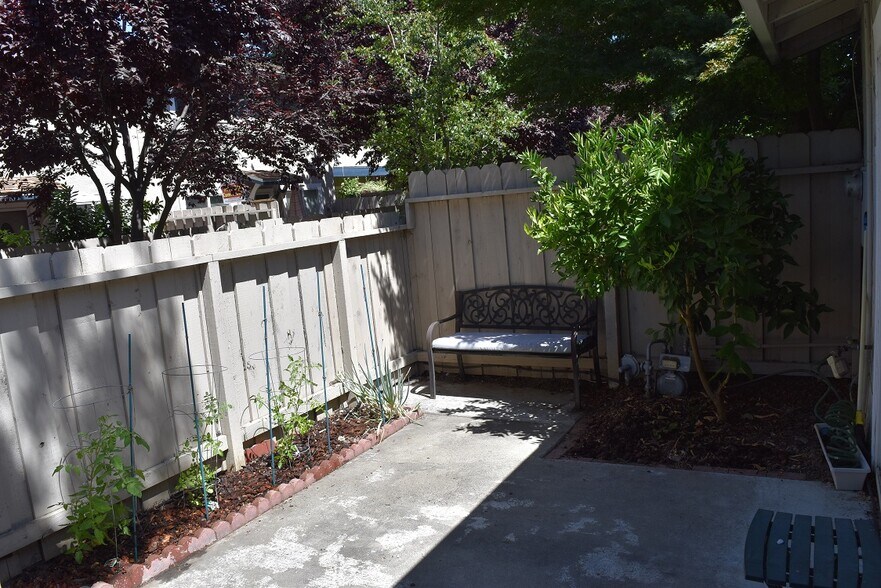 Building Photo - 497 Daisydell Court