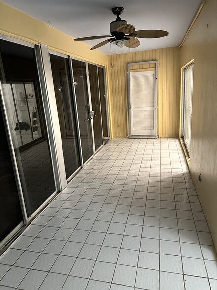 downstairs screen porche - 3115 N Palm Aire Dr