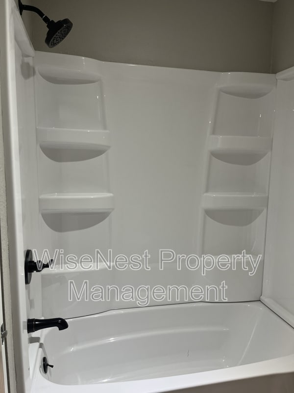 Building Photo - 708 NE Ball Dr