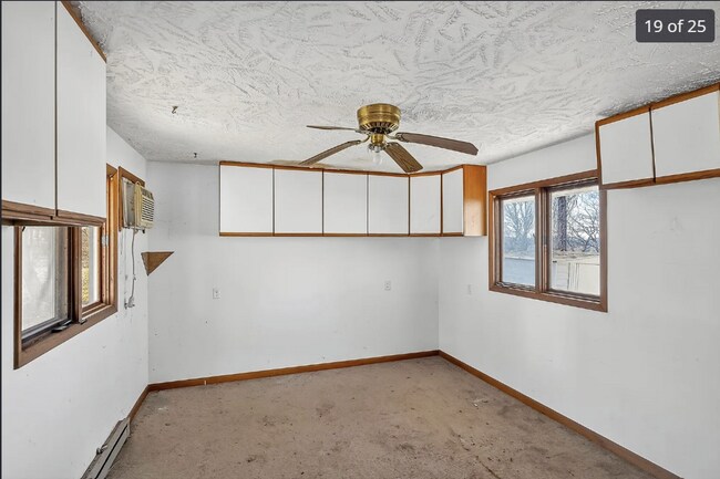 Building Photo - 3-Bedroom Home + Bonus Room in SE Springfield