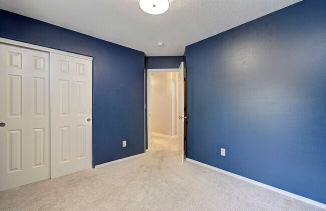 Building Photo - Large 2 Story 4bd 2.5ba Home in Vancouver