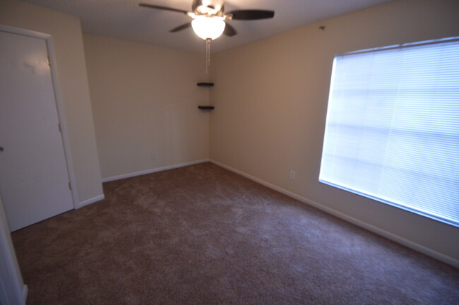 Building Photo - 2 Bed/1.5 Bath in Washington Square! AVAIL...